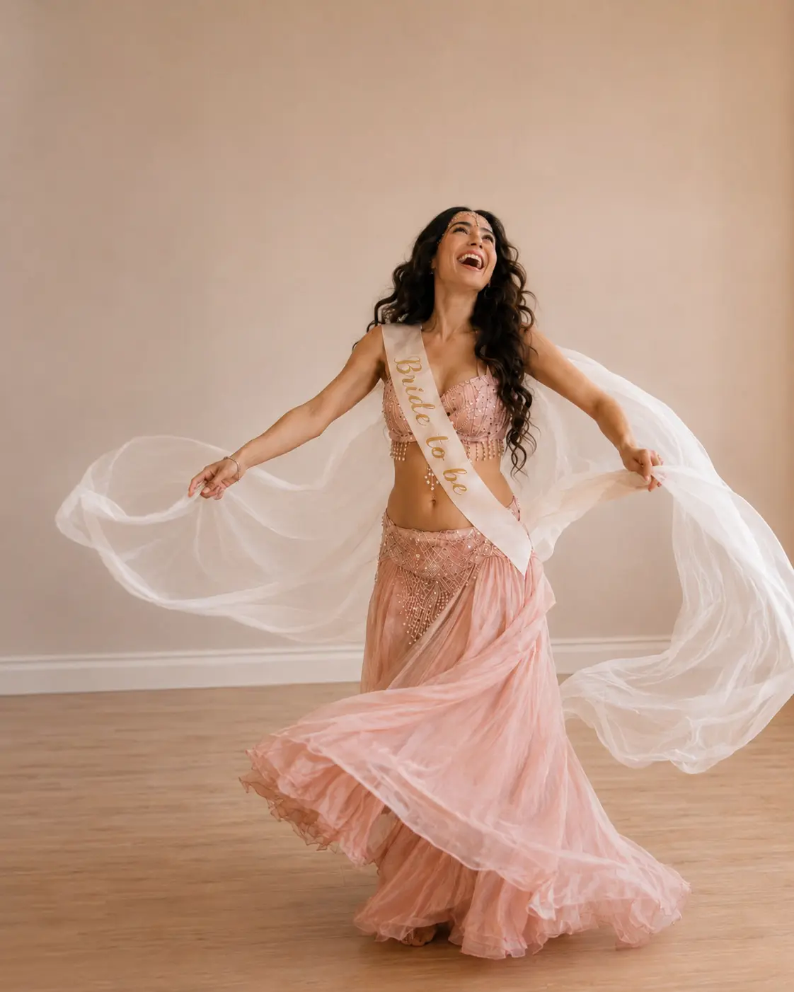 Future mariée en costume rose pendant un EVJF danse orientale