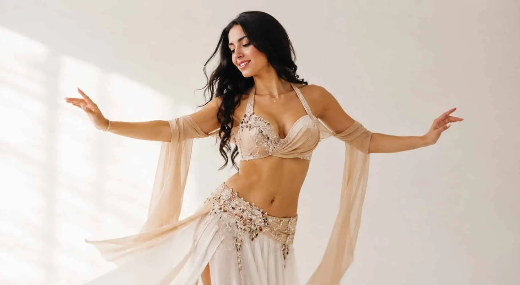 Danseuse orientale en costume crème, idée cadeau danse orientale