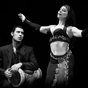 Juliette Uebersfeld en danse orientale sur scène accompagnée par Hussein El Azab à la darbuka