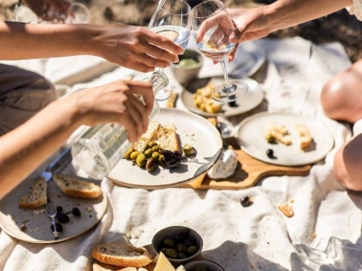 Repas provencal du pique-nique Panier Phoceen : planches aperitives, olives et fromages partages entre amies