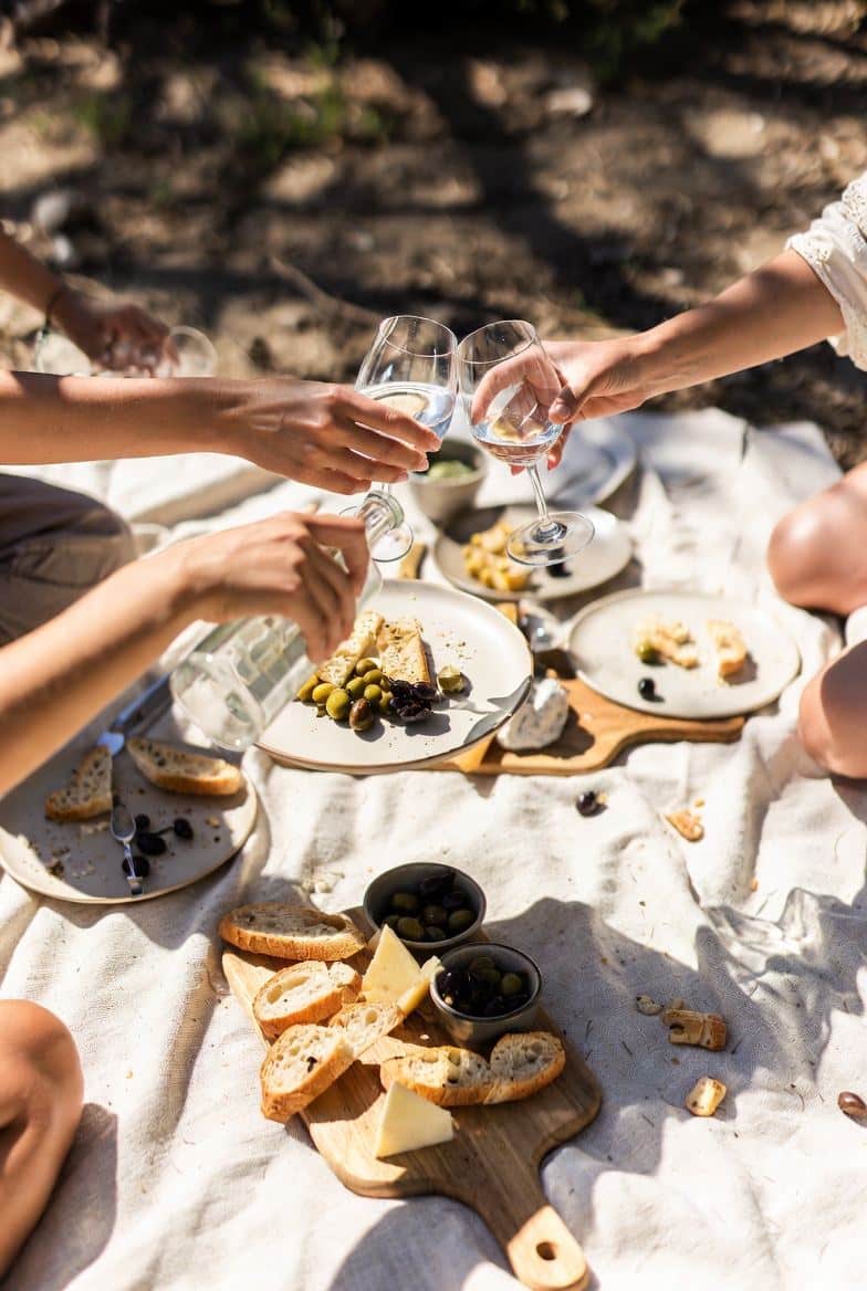 Repas provencal du pique-nique Panier Phoceen : planches aperitives, olives et fromages partages entre amies